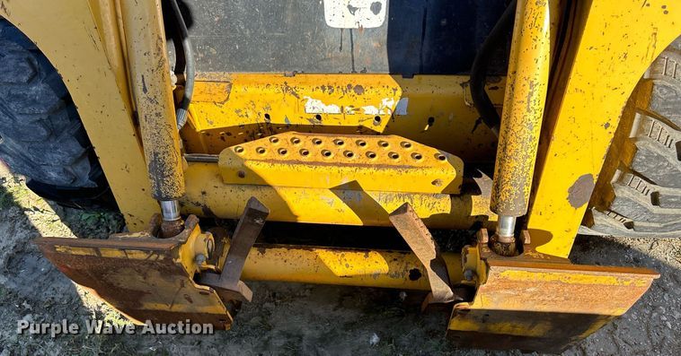 image for item DQ0975 1999 John Deere 240  skid steer loader