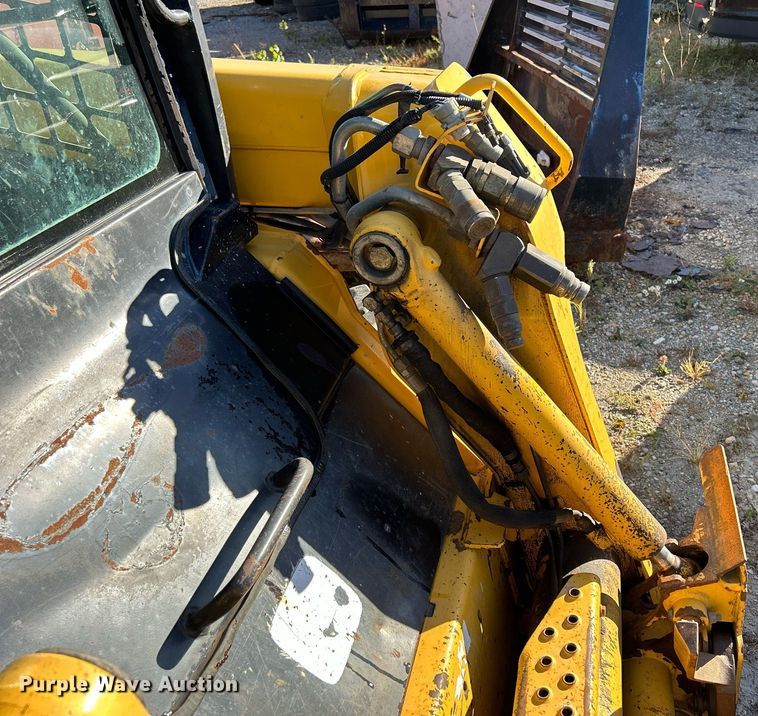 image for item DQ0975 1999 John Deere 240  skid steer loader