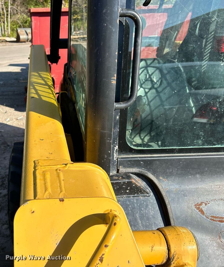 image for item DQ0975 1999 John Deere 240  skid steer loader