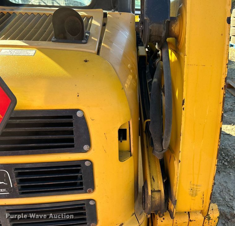 image for item DQ0975 1999 John Deere 240  skid steer loader