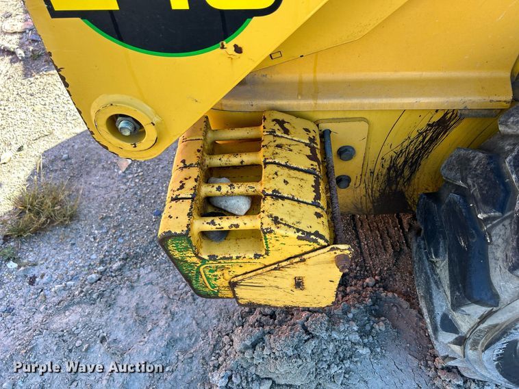 image for item DQ0975 1999 John Deere 240  skid steer loader