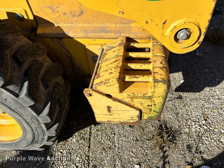 image for item DQ0975 1999 John Deere 240  skid steer loader