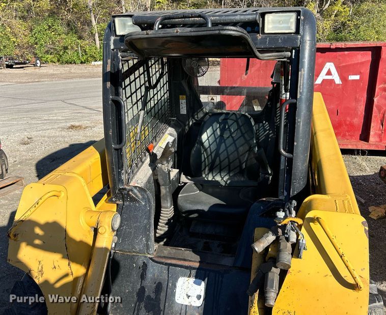 image for item DQ0975 1999 John Deere 240  skid steer loader