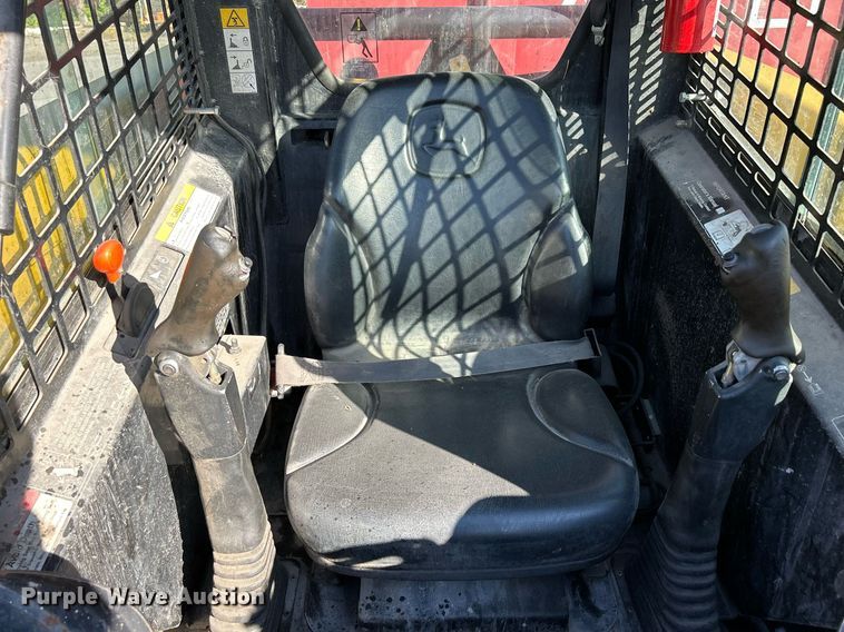 image for item DQ0975 1999 John Deere 240  skid steer loader