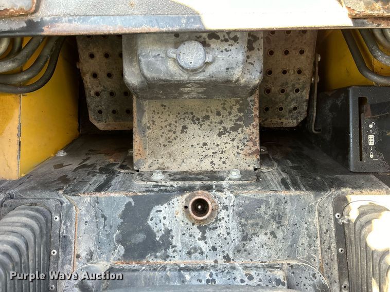 image for item DQ0975 1999 John Deere 240  skid steer loader