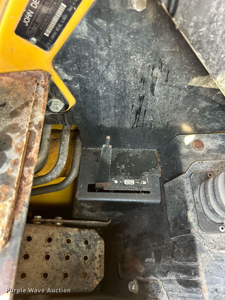 image for item DQ0975 1999 John Deere 240  skid steer loader