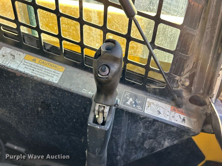 image for item DQ0975 1999 John Deere 240  skid steer loader