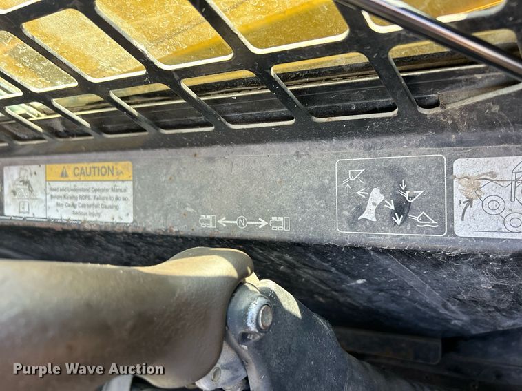 image for item DQ0975 1999 John Deere 240  skid steer loader