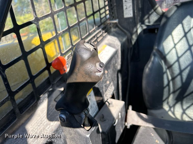 image for item DQ0975 1999 John Deere 240  skid steer loader