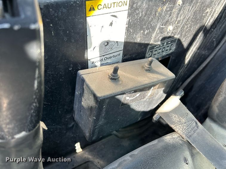 image for item DQ0975 1999 John Deere 240  skid steer loader