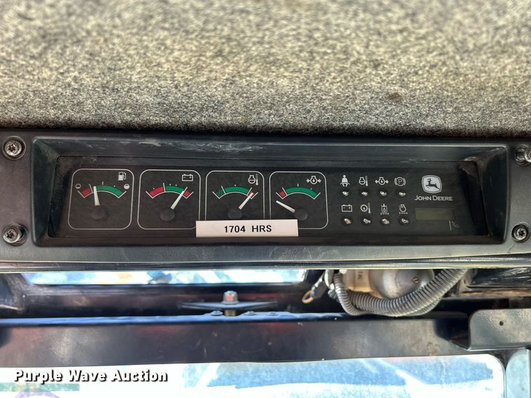 image for item DQ0975 1999 John Deere 240  skid steer loader