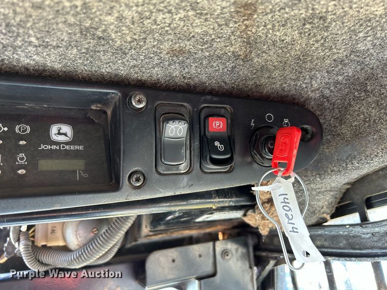 image for item DQ0975 1999 John Deere 240  skid steer loader