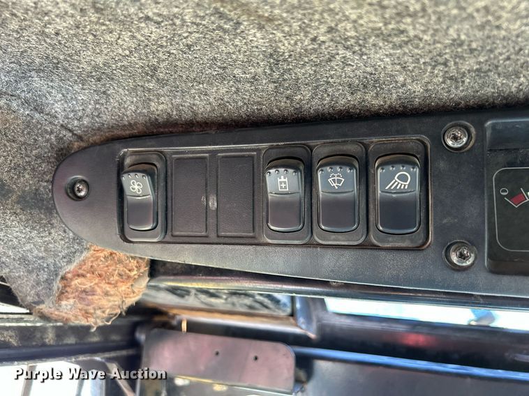 image for item DQ0975 1999 John Deere 240  skid steer loader