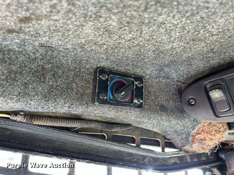 image for item DQ0975 1999 John Deere 240  skid steer loader