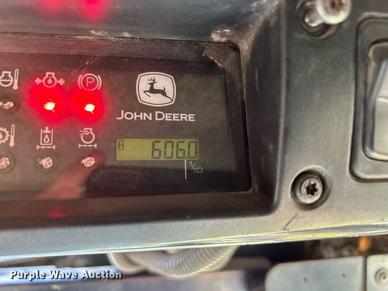 image for item DQ0975 1999 John Deere 240  skid steer loader