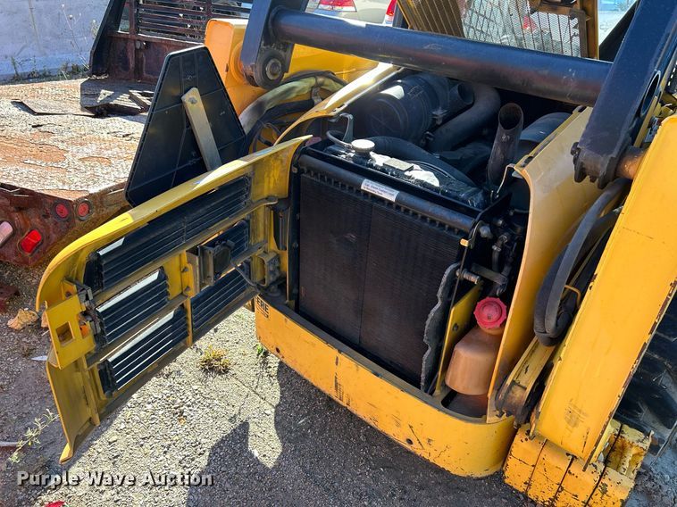 image for item DQ0975 1999 John Deere 240  skid steer loader