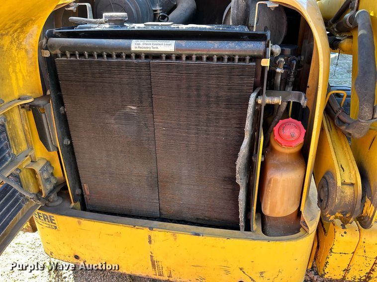 image for item DQ0975 1999 John Deere 240  skid steer loader