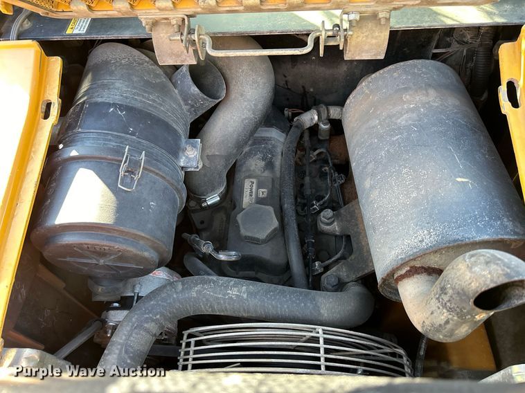 image for item DQ0975 1999 John Deere 240  skid steer loader