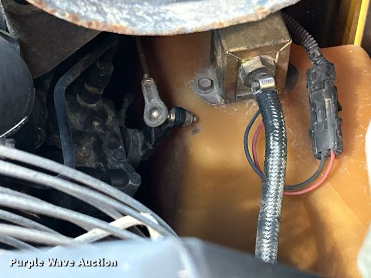 image for item DQ0975 1999 John Deere 240  skid steer loader