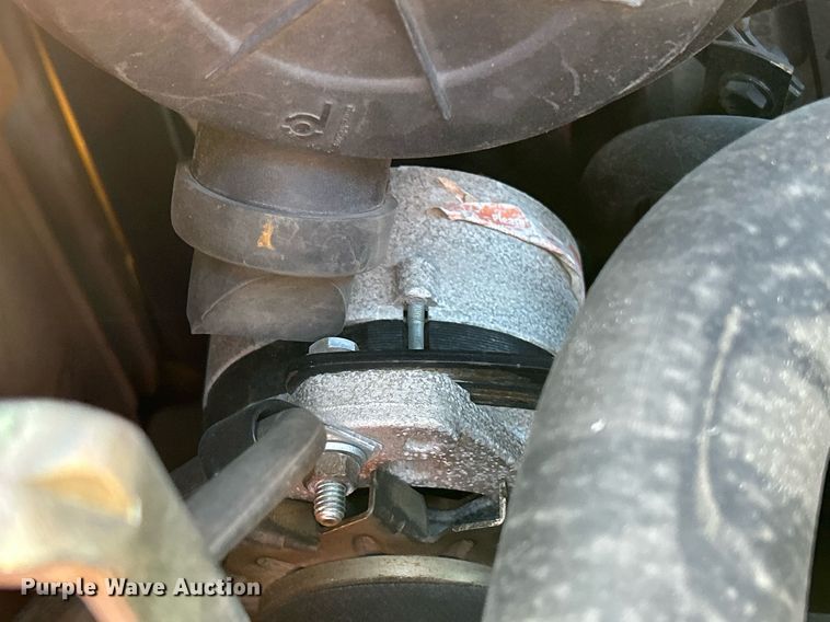 image for item DQ0975 1999 John Deere 240  skid steer loader