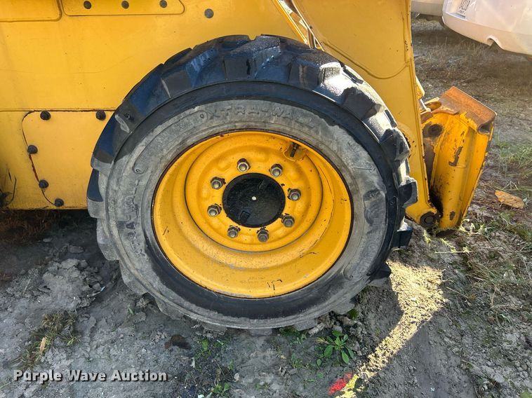 image for item DQ0975 1999 John Deere 240  skid steer loader