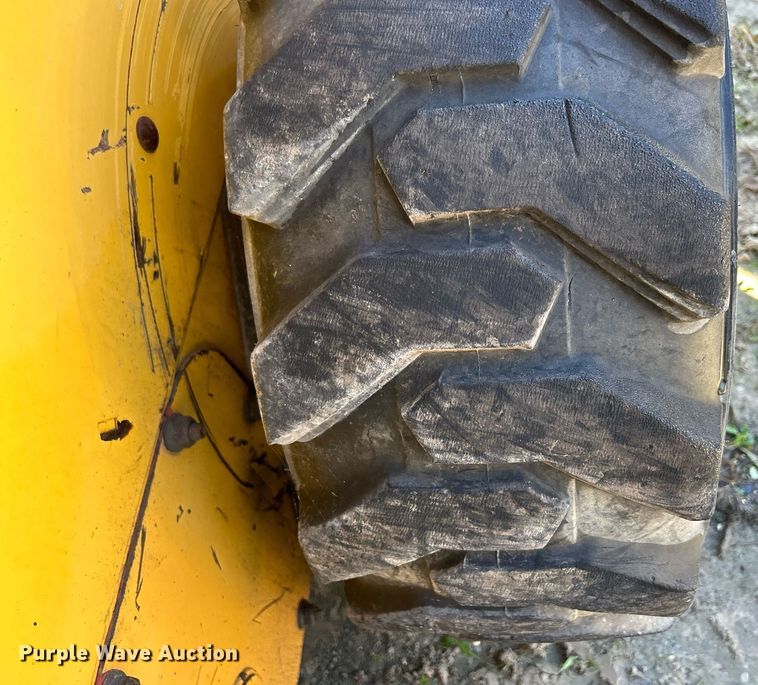 image for item DQ0975 1999 John Deere 240  skid steer loader