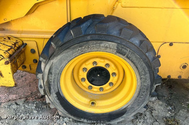 image for item DQ0975 1999 John Deere 240  skid steer loader