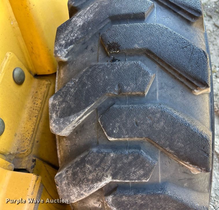 image for item DQ0975 1999 John Deere 240  skid steer loader