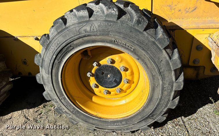 image for item DQ0975 1999 John Deere 240  skid steer loader