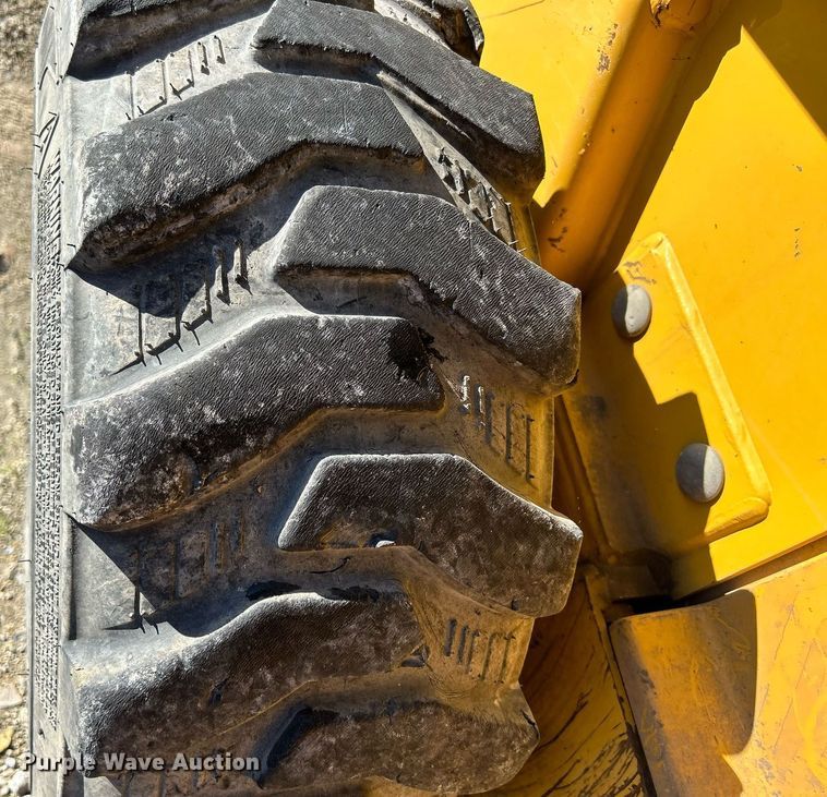 image for item DQ0975 1999 John Deere 240  skid steer loader