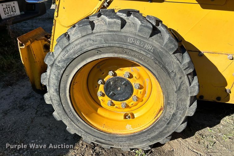 image for item DQ0975 1999 John Deere 240  skid steer loader