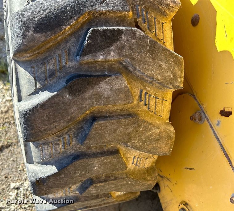 image for item DQ0975 1999 John Deere 240  skid steer loader