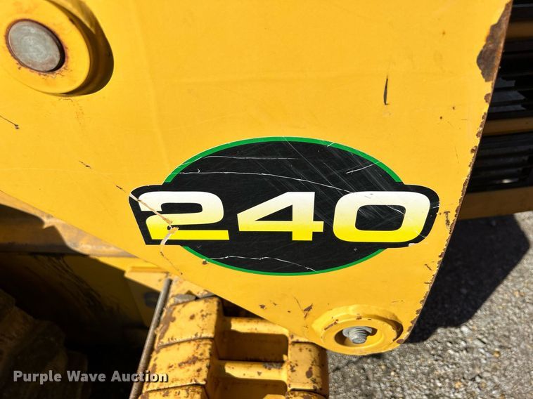 image for item DQ0975 1999 John Deere 240  skid steer loader