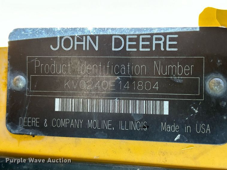 image for item DQ0975 1999 John Deere 240  skid steer loader