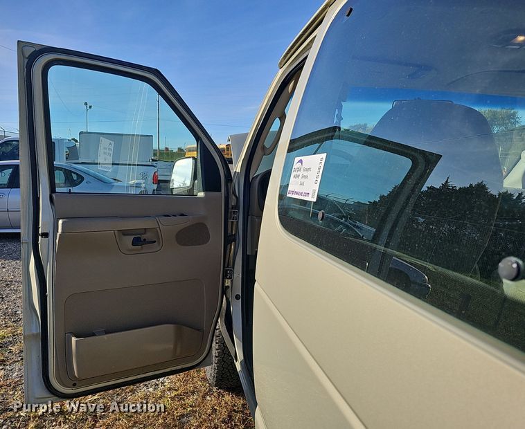 image for item DS5638 2004 Ford E150  van