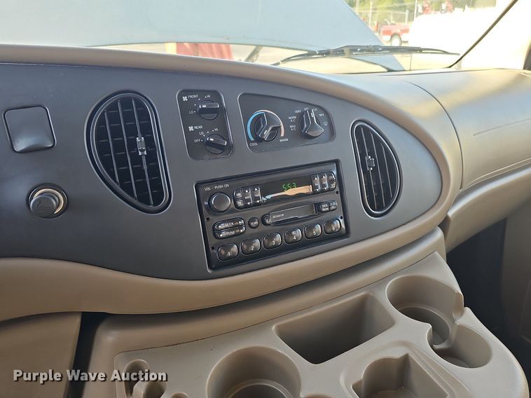 image for item DS5638 2004 Ford E150  van