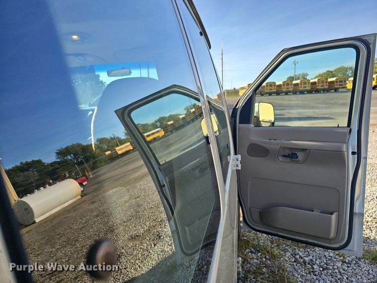 image for item DS5638 2004 Ford E150  van