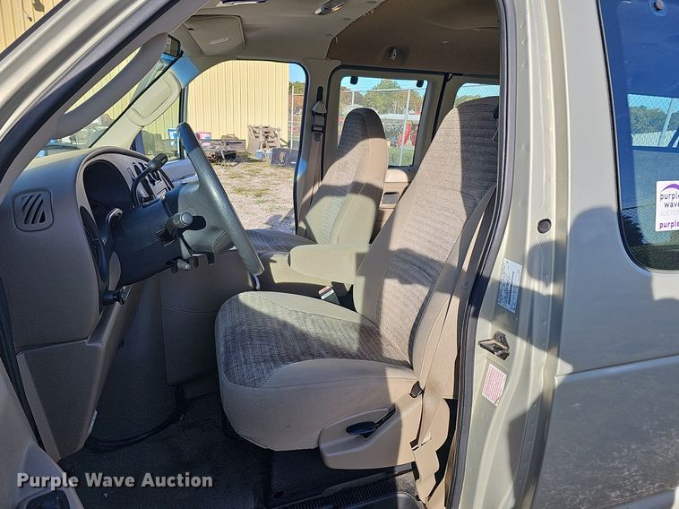 image for item DS5638 2004 Ford E150  van