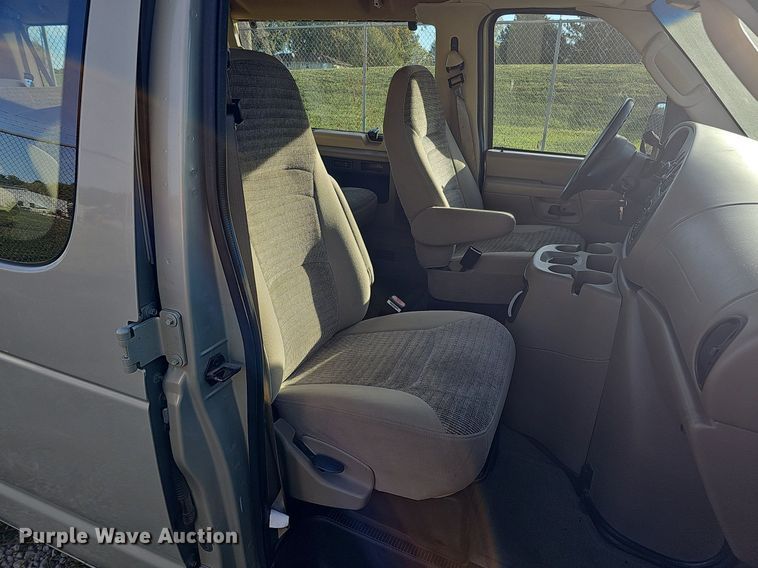 image for item DS5638 2004 Ford E150  van