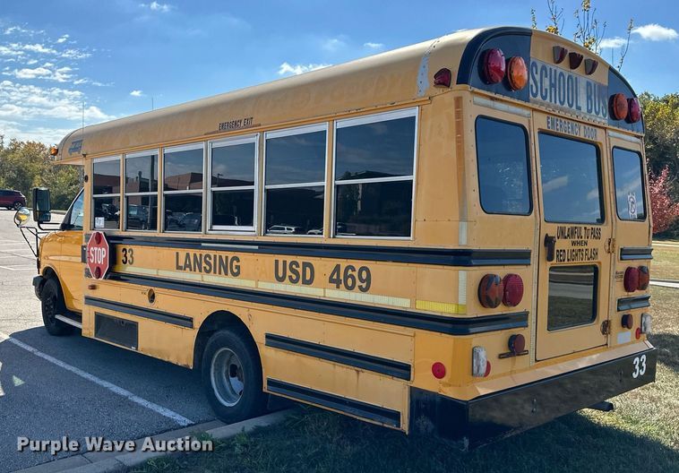 image for item DW2884 2005 GMC Savanna G3500  school bus