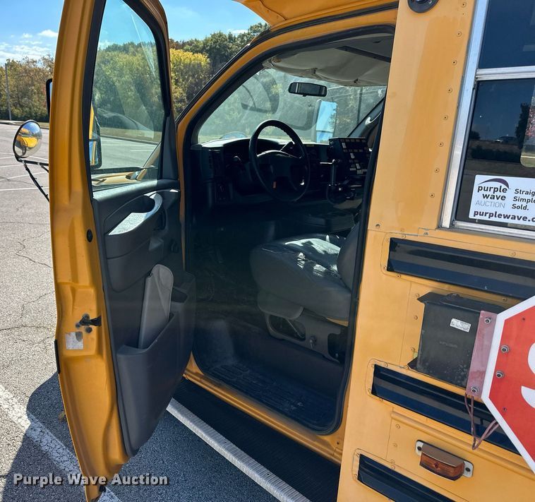 image for item DW2884 2005 GMC Savanna G3500  school bus