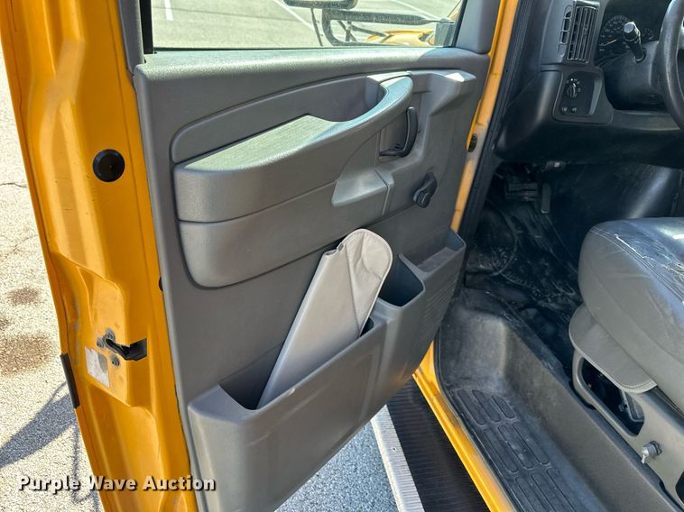 image for item DW2884 2005 GMC Savanna G3500  school bus