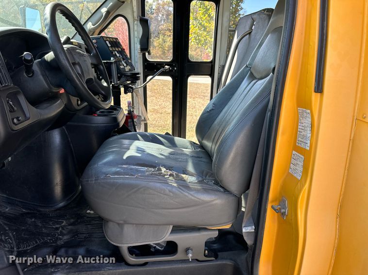 image for item DW2884 2005 GMC Savanna G3500  school bus