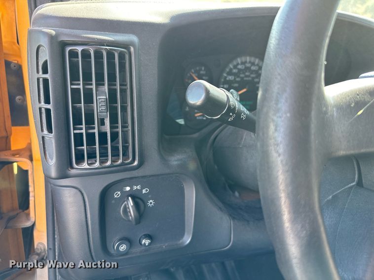 image for item DW2884 2005 GMC Savanna G3500  school bus