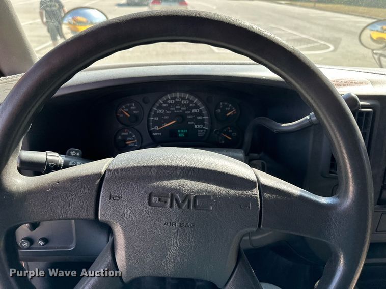 image for item DW2884 2005 GMC Savanna G3500  school bus