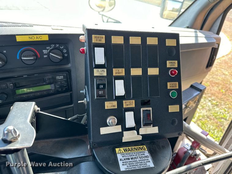 image for item DW2884 2005 GMC Savanna G3500  school bus