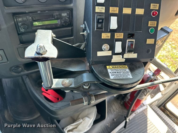 image for item DW2884 2005 GMC Savanna G3500  school bus