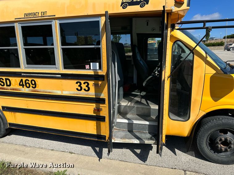 image for item DW2884 2005 GMC Savanna G3500  school bus