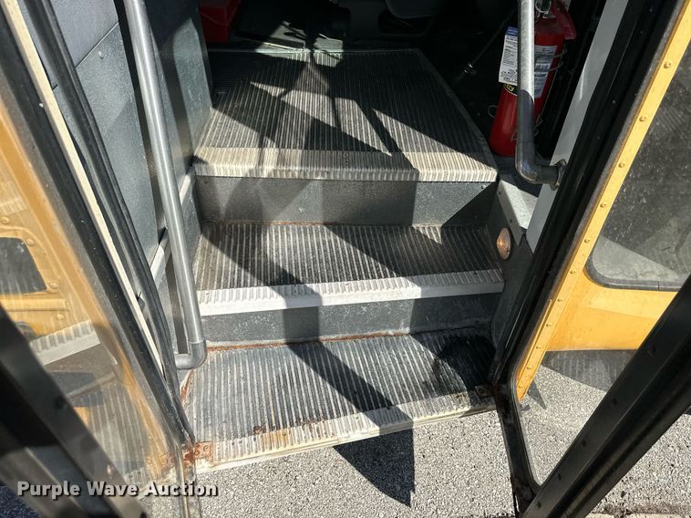 image for item DW2884 2005 GMC Savanna G3500  school bus