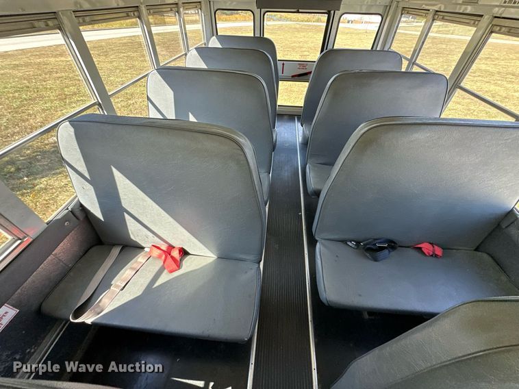 image for item DW2884 2005 GMC Savanna G3500  school bus